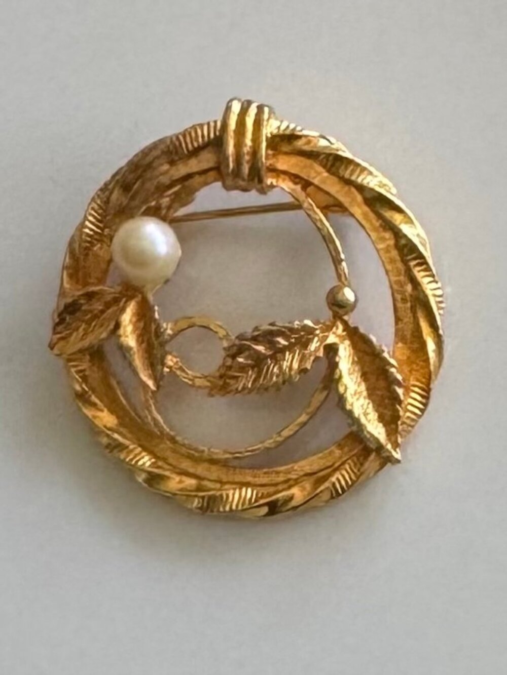 Vintage Gold Tone Wreath Brooch Faux Pearl Leaf Pin 1 3/8”
